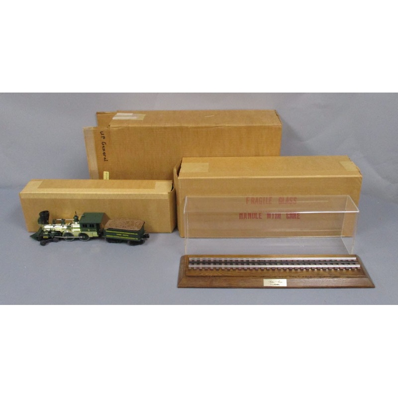 Lionel 6-8104 O Union Pacific Golden Arrow General Steam Loco #3 w/Display Case LN/Box