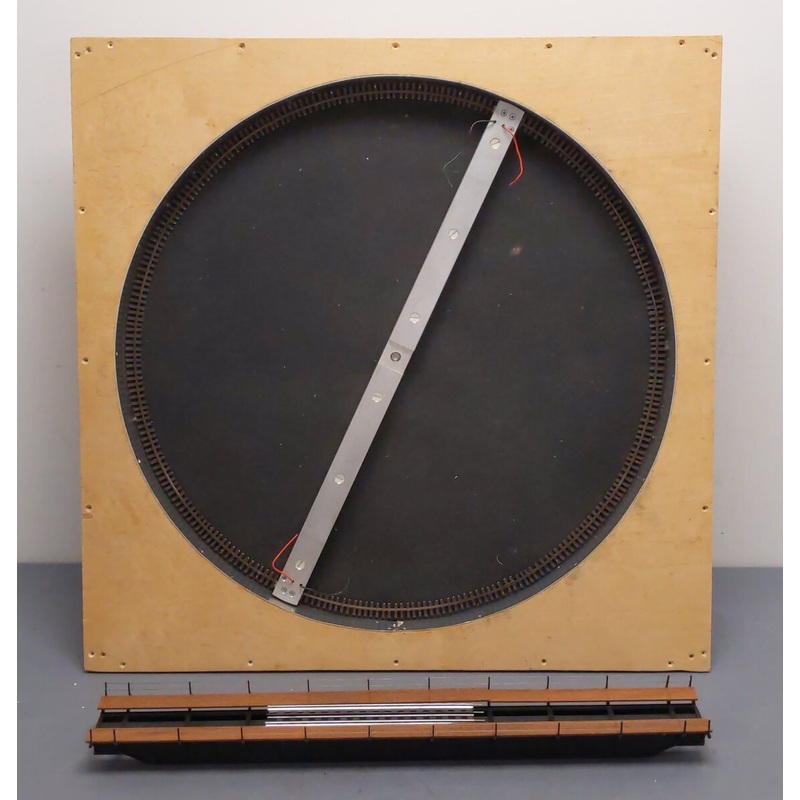 O Gauge 30′ Turntable w/ 10′ Center Track EX