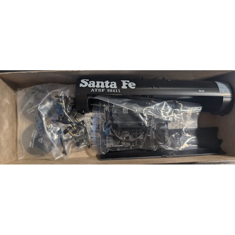 Roundhouse 01372 HO Scale Santa Fe 50′ Tank Car #98411 Kit