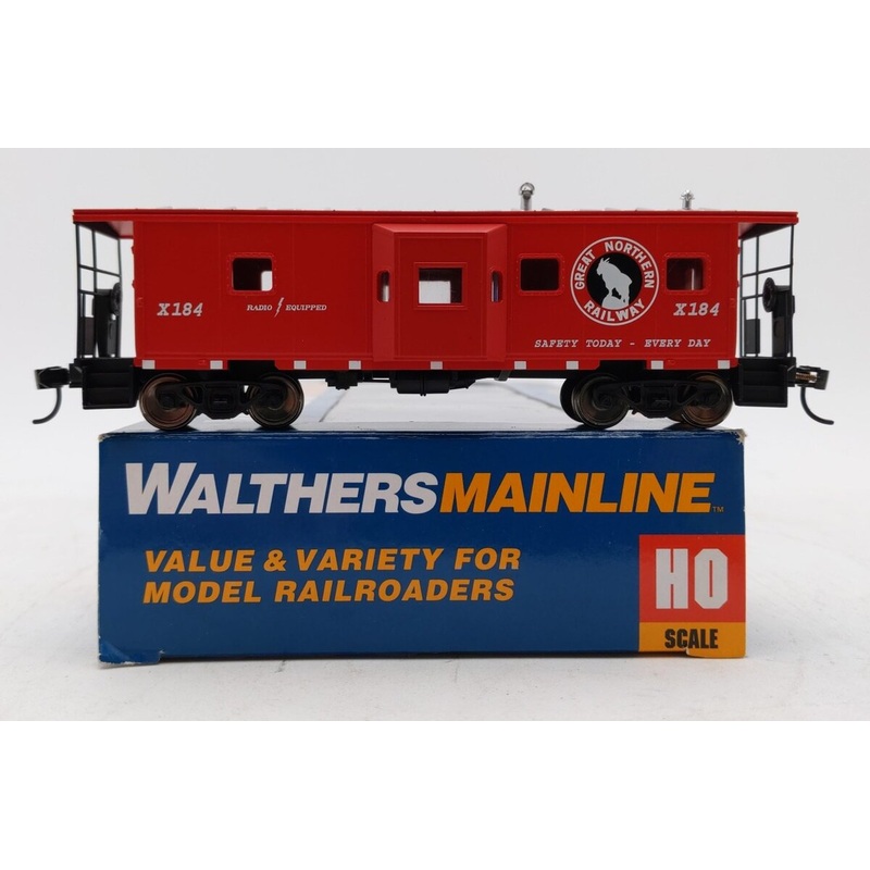 Walthers 910-8660 HO Great Northern International Bay Window Caboose #X-184 LN/Box