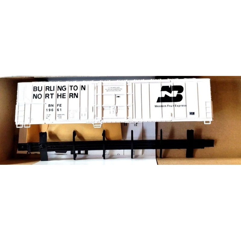 Athearn 5468 HO Scale White 57′ Reefer Burlington Northern Kit