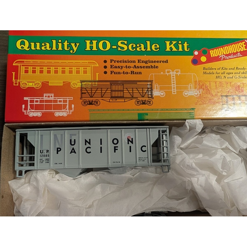 Roundhouse 07958 HO Scale Union Pacific 2 Bay Covered Hopper # 12085 Kit