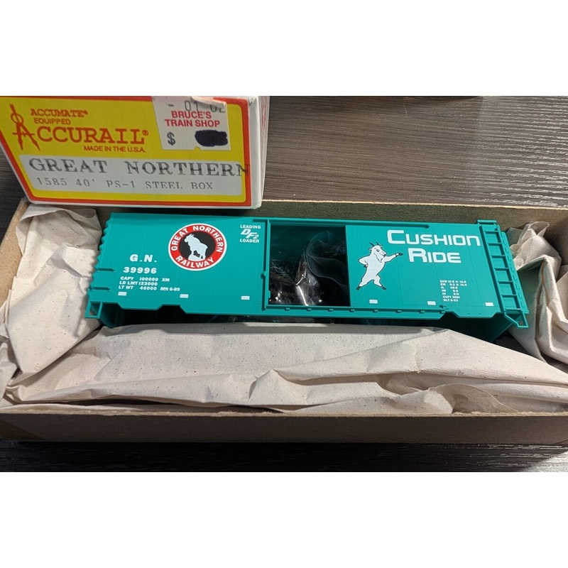 Accurail 1585 HO Great Northern 40′ PS-1 Steel Boxcar #39996 Kit