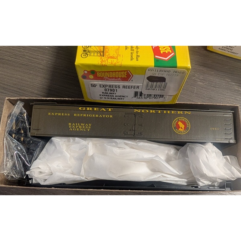 Roundhouse 07901 HO REA Great Northern 50′ Express Reefer #1953 Kit