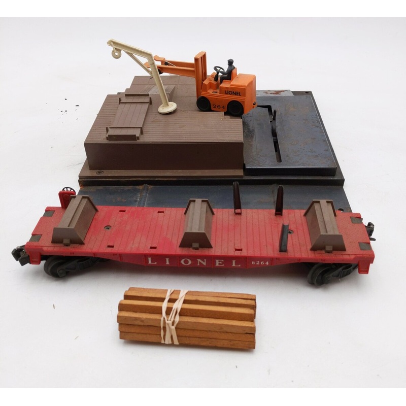 Lionel 264 Vintage O Operating Forklift Platform with 6264 Lumber Car