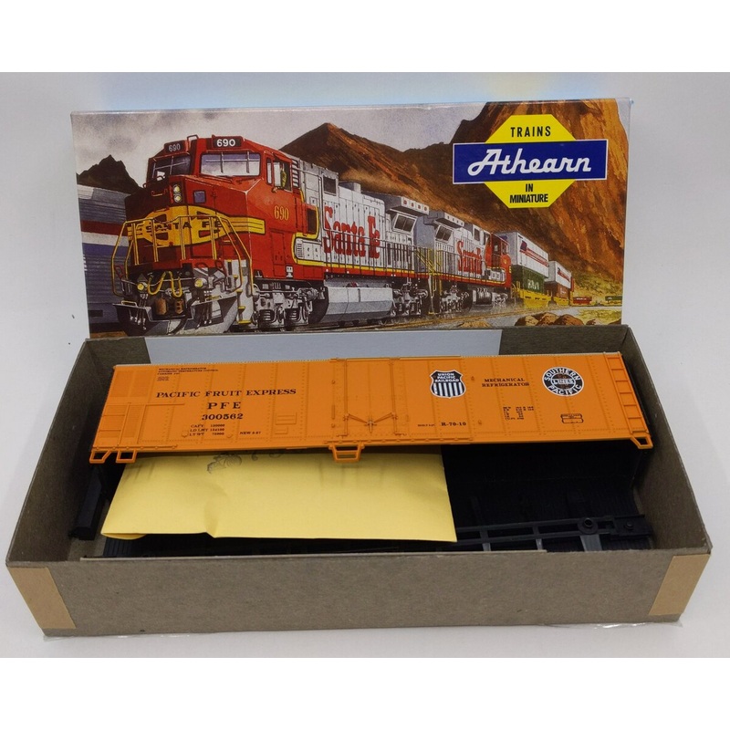 Athearn 2364 HO Scale Pacific Fruit Express PFE 50′ Reefer Kit