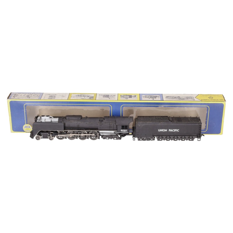 AHM 5098 HO Scale Union Pacific FEF-3 4-8-4 Steam Locomotive & Tender EX/Box