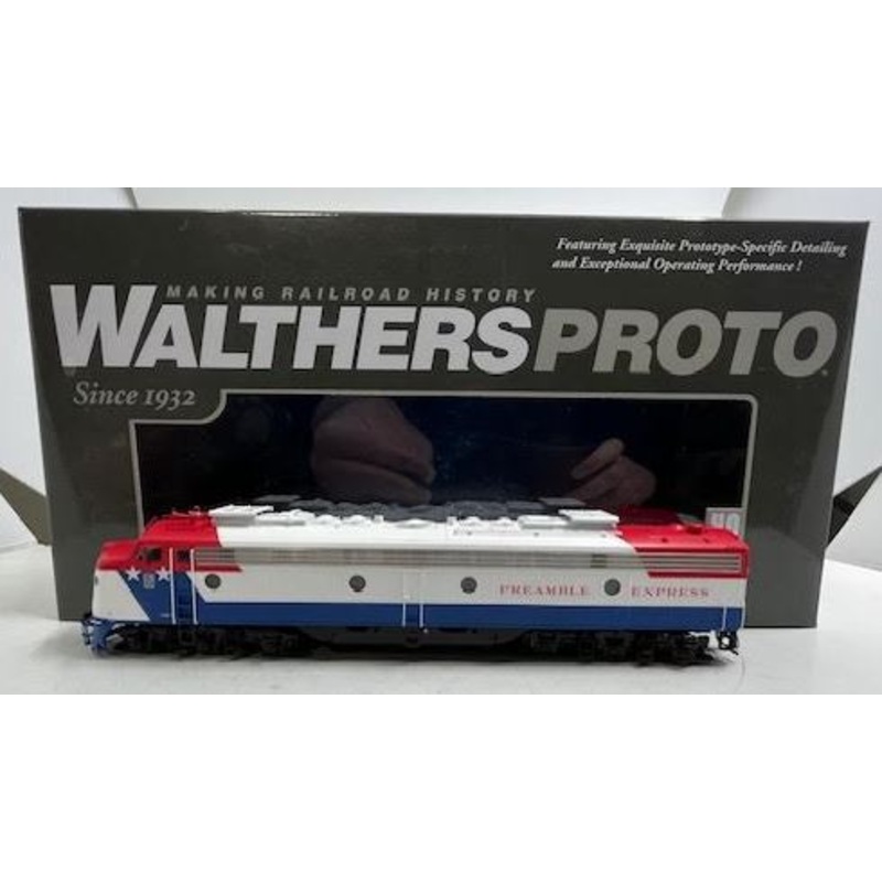 Walthers 920-42384 HO Preamble Express EMD E9A Diesel Locomotive #951 w DCC NIB