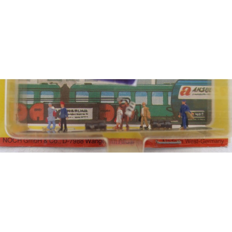 Noch 4382 Z Scale Standing Passenger Station Passengers Whit Luggage Scene